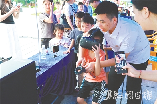 孩子在家長(zhǎng)的帶領(lǐng)下體驗(yàn)高新技術(shù)。