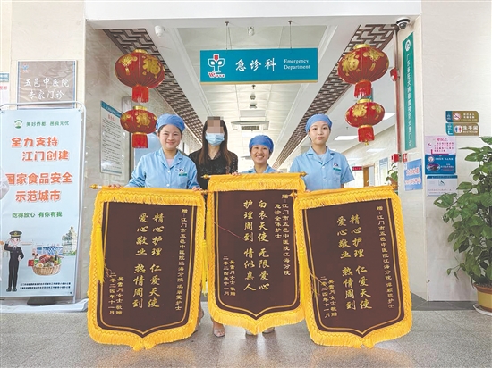 患者把三面錦旗贈(zèng)送給護(hù)士們，以表達(dá)感激之情。