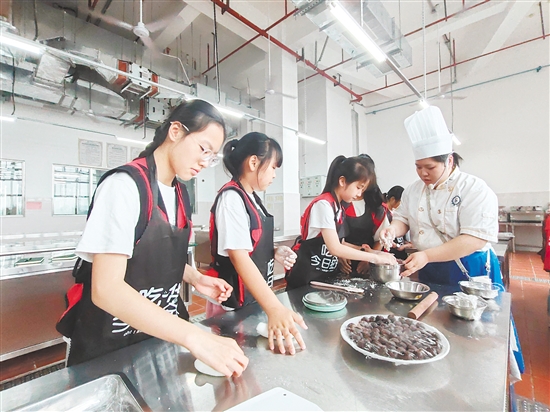小記者親手制作糯米糍。