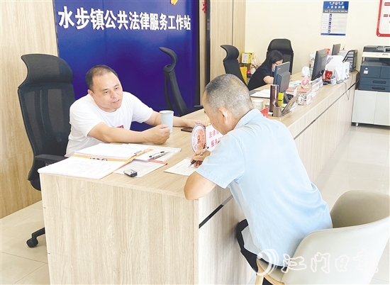 方健達(dá)（左）為群眾普及法律知識(shí)。