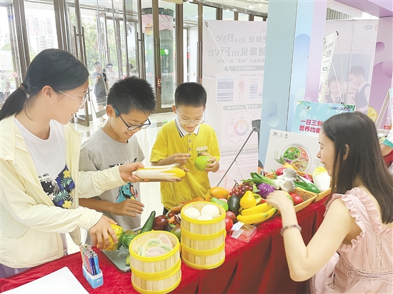 孩子們在趣味互動中學(xué)習(xí)營養(yǎng)知識。