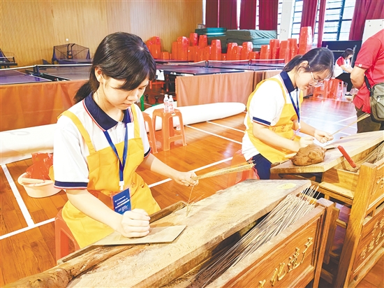 雙水鎮(zhèn)小岡學(xué)校傳承香文化，開設(shè)特色勞動(dòng)課程，已培養(yǎng)出手搓香傳承人近400人。