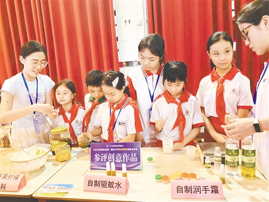 新會(huì)陳經(jīng)綸中學(xué)注重把學(xué)科知識(shí)與勞動(dòng)實(shí)踐相結(jié)合，同學(xué)們在趣味實(shí)踐中可以學(xué)習(xí)到更多知識(shí)。