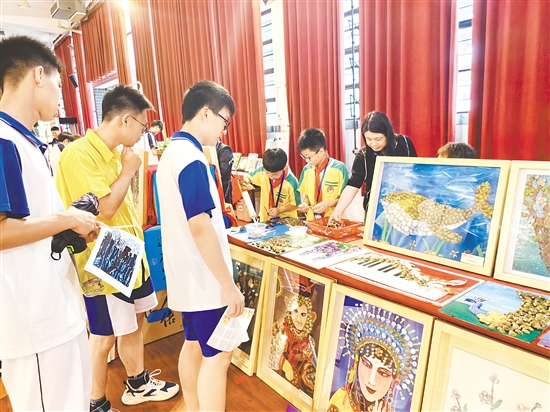 睦洲鎮(zhèn)睦洲小學(xué)就地取材、變廢為寶，開發(fā)蜆殼畫系列勞動(dòng)課程。