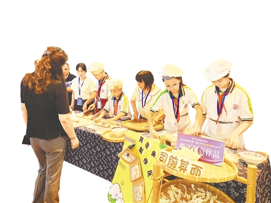 司前鎮(zhèn)石步小學(xué)學(xué)生正“沉浸式”體驗(yàn)非遺“司前其面食俗”，打造獨(dú)具匠心的勞動(dòng)課程。