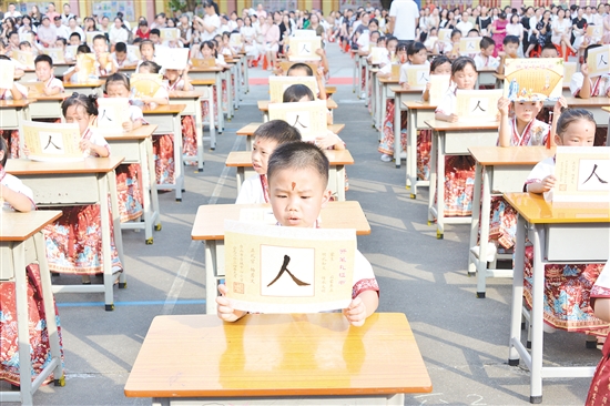 學(xué)校定期舉辦藝術(shù)節(jié)、書香節(jié)等活動。