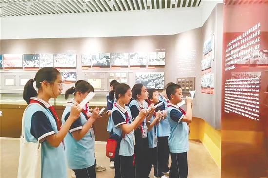 學(xué)校組織學(xué)生參觀博物館，開展紅色文化教育。