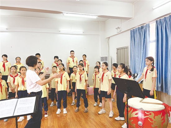 每個學(xué)期，沙坪街道第七小學(xué)都會制定教學(xué)計(jì)劃，結(jié)合學(xué)生實(shí)際情況選取訓(xùn)練曲目，以循序漸進(jìn)的模式開展合唱教學(xué)。