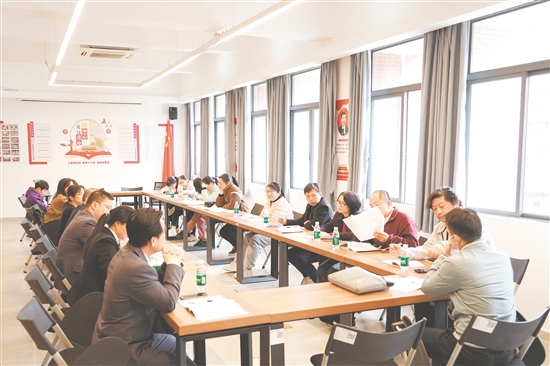 教研會(huì)議，教師們認(rèn)真研討。