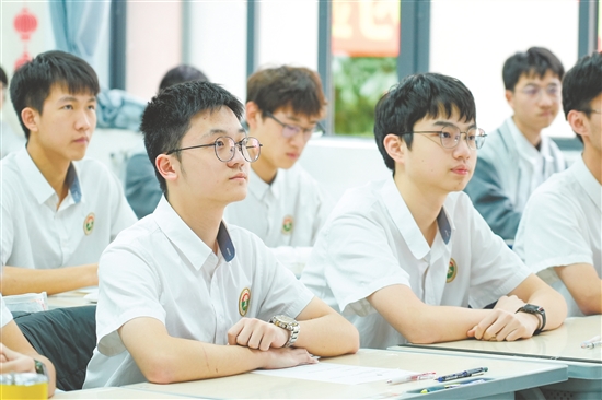 學(xué)生精神抖擻。