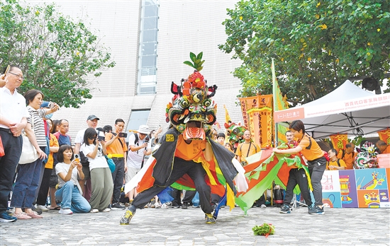 演員在香港舉行的“非遺嘉年華”上表演西貢坑口客家舞麒麟。新華社發(fā)