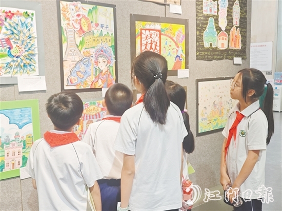 充滿童趣的繪畫(huà)作品吸引不少學(xué)生駐足欣賞。