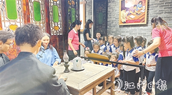 外海街道攜手江門幼師，打造“行走的思政課”，帶領(lǐng)青少年體悟革命先輩的精神。