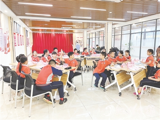 濱江社區(qū)創(chuàng)新舉辦“紅領(lǐng)巾議事會(huì)”，讓孩子們成為社區(qū)治理的“小當(dāng)家”。