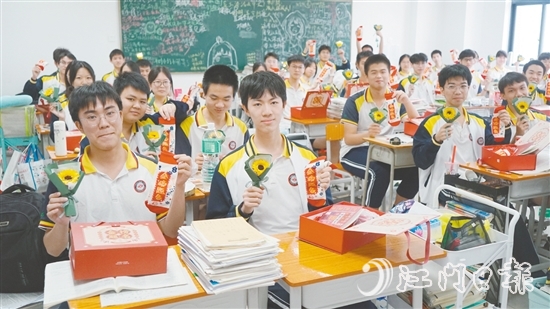 江門一中高三（13）班班主任和家委給同學們準備了“高考加油包”。