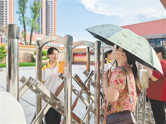 不少家長為孩子送來“愛心餐”。