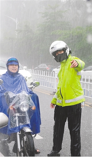 交警全程不撐傘，在大雨中維持交通。