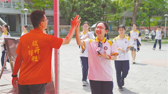 江門一中考點(diǎn)，考生們步伐堅(jiān)定地走進(jìn)考場。