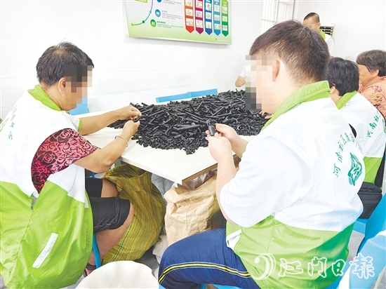 在恩平市殘聯(lián)的大力支持下，“天使助殘”殘疾人手工坊拓寬輔助就業(yè)渠道，幫助更多殘疾人就業(yè)增收。