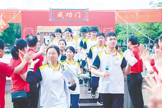 高考不僅是對學(xué)識的檢驗，更是一段鐫刻著拼搏與成長的青春記憶。
