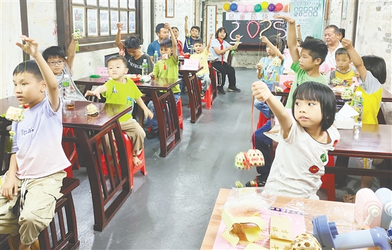 學堂開展豐富多彩的活動，注重培養(yǎng)孩子的興趣愛好。
