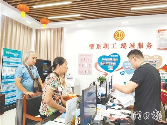 為解決漁民換證難題，工會直接將服務(wù)臺搬到漁港。
