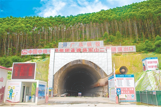 將軍山二號(hào)隧道順利貫通標(biāo)志著珠肇高鐵建設(shè)取得階段性重要進(jìn)展。