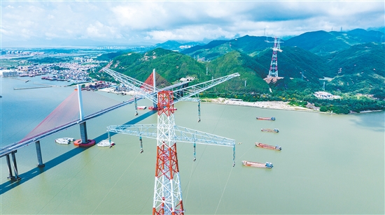 施工團(tuán)隊(duì)在水面關(guān)鍵位置布置了4艘千噸級(jí)重型擱線船，為整個(gè)牽引過程提供了強(qiáng)大的穩(wěn)定支撐和安全保障。
