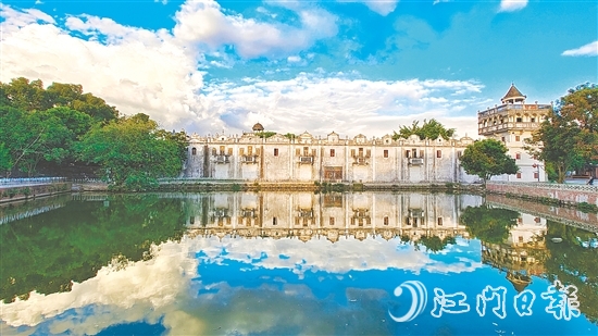 強亞村提升人居環(huán)境，扎實推進農(nóng)村廁所、生活污水和垃圾治理“三大革命”，開展綠美鄉(xiāng)村建設(shè)。