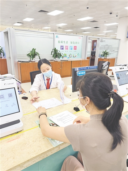 市行政服務(wù)中心窗口工作人員為企業(yè)辦理商事登記業(yè)務(wù)。