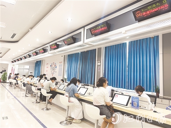 鶴山市推出“水電氣網聯(lián)合報裝一件事”服務，在受理環(huán)節(jié)，通過線下設置“一件事”專窗，為群眾提供全流程導辦服務，徹底告別“多頭跑、重復跑”。