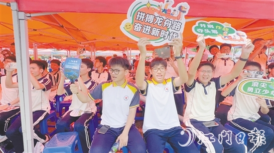 學(xué)生為龍舟選手們吶喊加油。