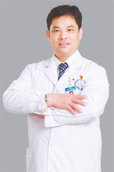 人物檔案：徐裕海，康復(fù)醫(yī)學(xué)科專科主任，理療副主任技師，從業(yè)31年，黨齡27年。