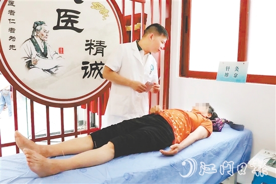 市民在鶴山市中醫(yī)院桂林社區(qū)中醫(yī)館接受治療。鶴山市中醫(yī)院桂林社區(qū)中醫(yī)館