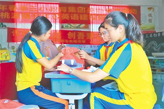 桃源鎮(zhèn)桃源小學學生利用黏土、紙板等多種材料，動手制作各類非遺“龍”主題手工藝品。