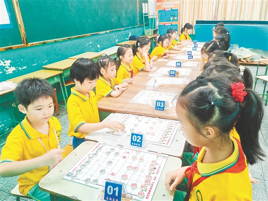 小棋手們神情專注，在棋盤上排兵布陣。