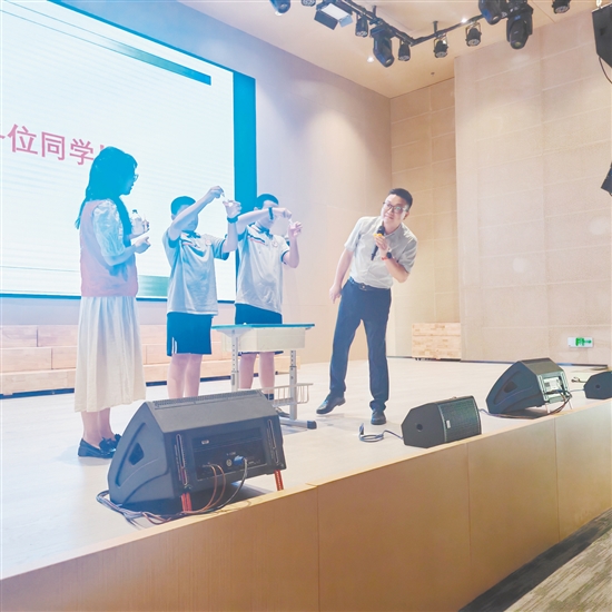 醫(yī)護人員與學生在臺上互動。