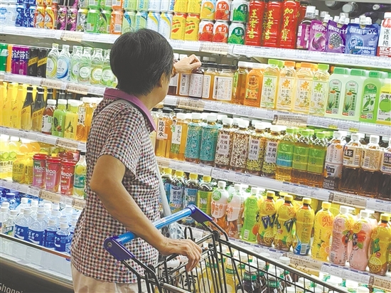 各大超市、便利店的貨架醒目位置上擺放著瓶裝草本茶飲。