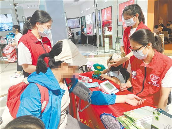 活動(dòng)現(xiàn)場(chǎng)，醫(yī)護(hù)人員為市民量血壓。