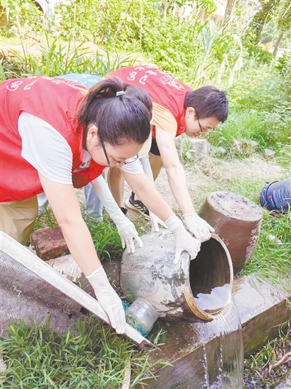 工作人員清除蚊子孳生地。
