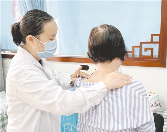 “中醫(yī)特色療法中心”為患者提供“一站式”傳統(tǒng)療法服務。