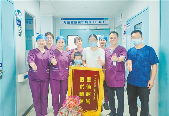 溺水男童和家人為醫(yī)護(hù)人員送錦旗。