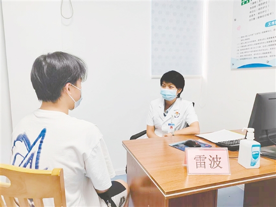 心理醫(yī)生幫助來訪者緩解焦慮。