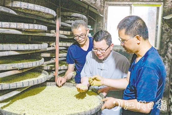陳杰（中）深耕調(diào)味品行業(yè)30年，帶領(lǐng)團隊攻克多個技術(shù)難題，為企業(yè)發(fā)展打下堅實基礎(chǔ)。