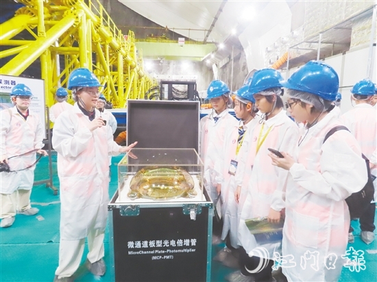 學(xué)生們步入直徑35米的球形探測器核心區(qū)，聆聽廣東省研學(xué)旅行協(xié)會研學(xué)導(dǎo)師賴茵茵講述江門中微子實驗室建設(shè)過程中的故事。