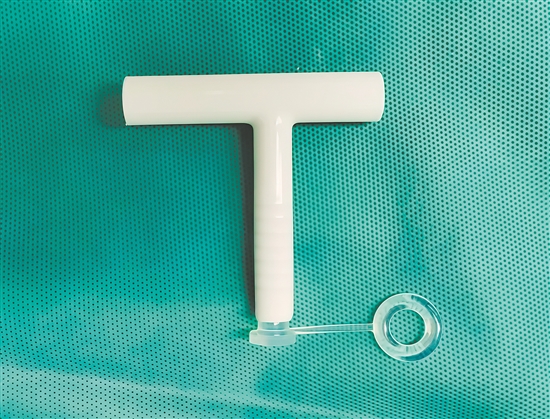 本次手術(shù)用的T形管，材質(zhì)柔軟。