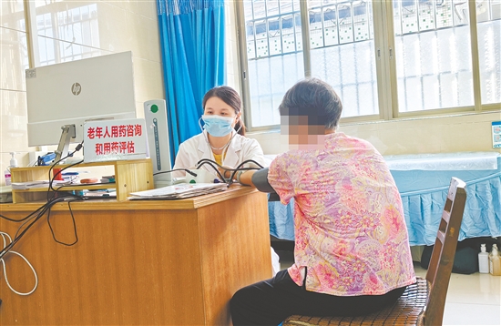 蘇鈺云細致地為患者調(diào)整用藥，并答疑解惑。