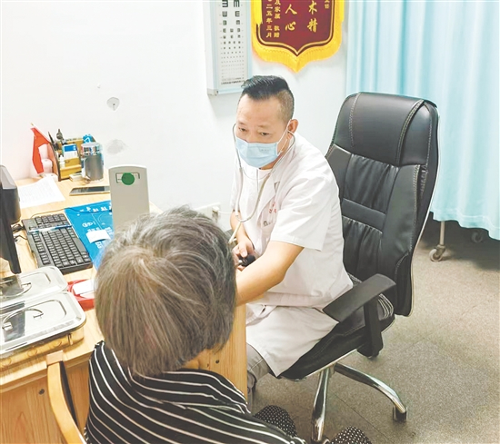 邱超合為患者看診。