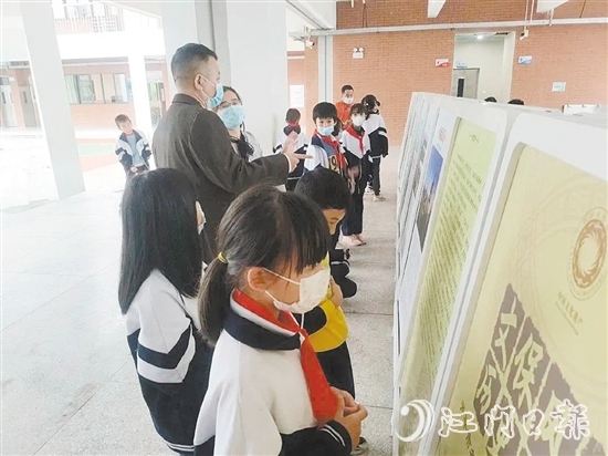 展覽讓廣大學(xué)生不出校園就能“零距離”欣賞開(kāi)平市各級(jí)文物保護(hù)單位風(fēng)采。