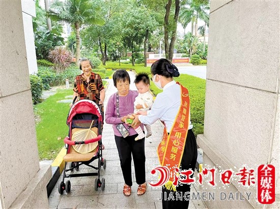 在碧桂園小區(qū)經(jīng)?？梢娢飿I(yè)工作人員的暖心服務。